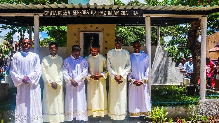 Seis seminaristas da Beira foram institu&iacute;dos Leitores