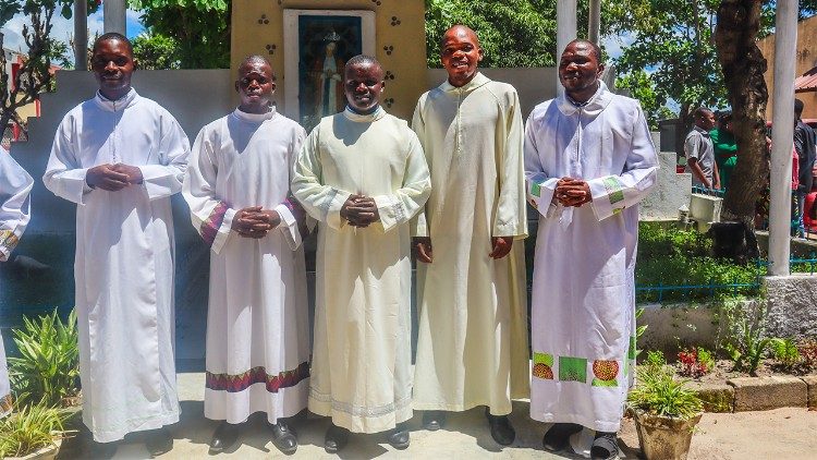 Os cinco seminaristas que receberam o Acolitado