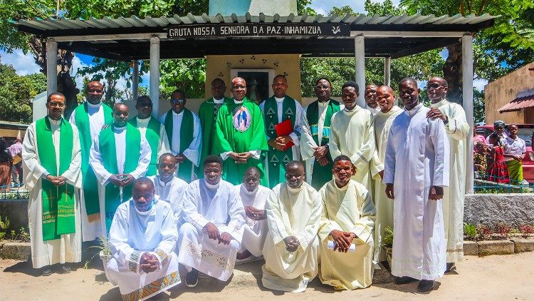 Celebrantes da Missa juntamente com os Leitores e Ac&oacute;litos