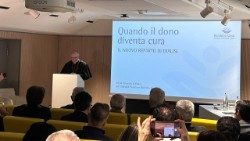 O cardeal secretário de Estado do Vaticano, Pietro Parolin, no hospital pediátrico Bambino Gesù