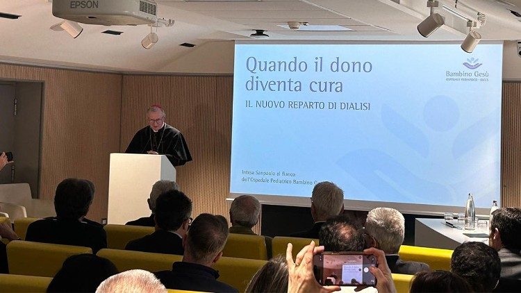 O cardeal secretário de Estado do Vaticano, Pietro Parolin, no hospital pediátrico Bambino Gesù