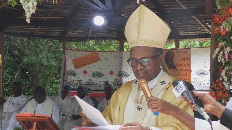 Dom In&aacute;cio Sa&uacute;re, durante a Missa da profiss&atilde;o perp&eacute;tua da Ir. Maria de Olinda Mateus Ant&oacute;nio