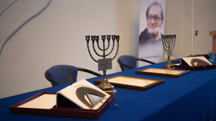 Nagroda im. ks. Stanisława Musiała przyznawana jest za zasługi w prowadzeniu dialogu chrześcijańsko-żydowskiego i polsko-żydowskiego