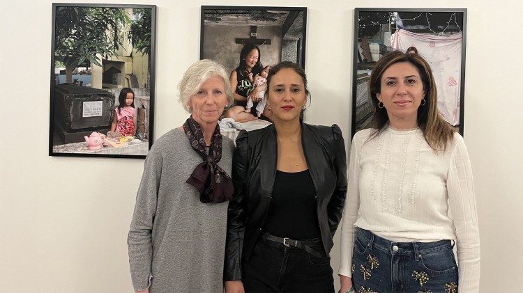 Hermine Aigner, Vizedirektorin des &ouml;sterreichischen Kulturforums (l), die K&uuml;nstlerin Melissa Peritore (m), und Anna Catalano, Festivalgr&uuml;nderin und Leiterin des Festival Calabria (r)