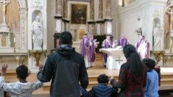 Un momento della catena eucaristica tenutasi nel 2025