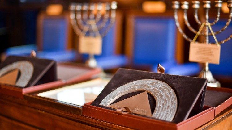 Nagroda wręczana jest za promowanie dialogu chrześcijańsko i polsko-żydowskiego