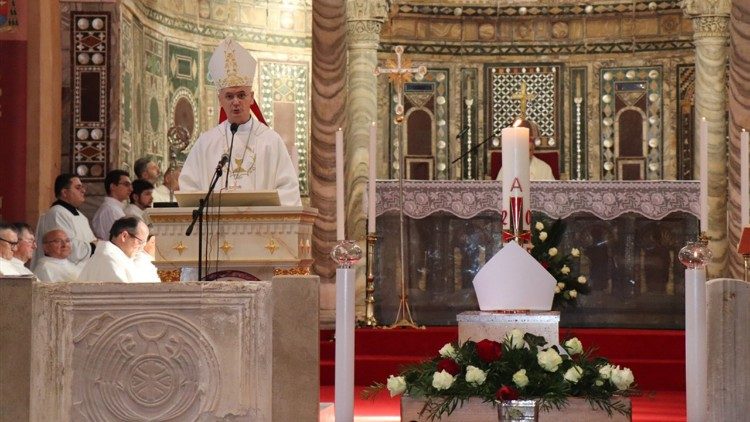 Nadbiskup Dražen Kutleša u porečkoj bazilici na svečanosti prijenosa zemnih ostataka biskupa Dobrile u biskupsku grobnicu (Foto: Gordana Krizman)