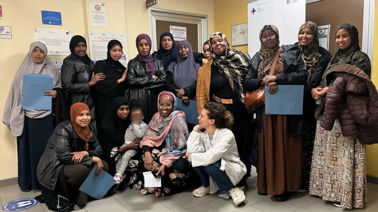 Mujeres somal&iacute;es en un encuentro sobre las mutilaciones genitales femeninas en el Centro Samifo