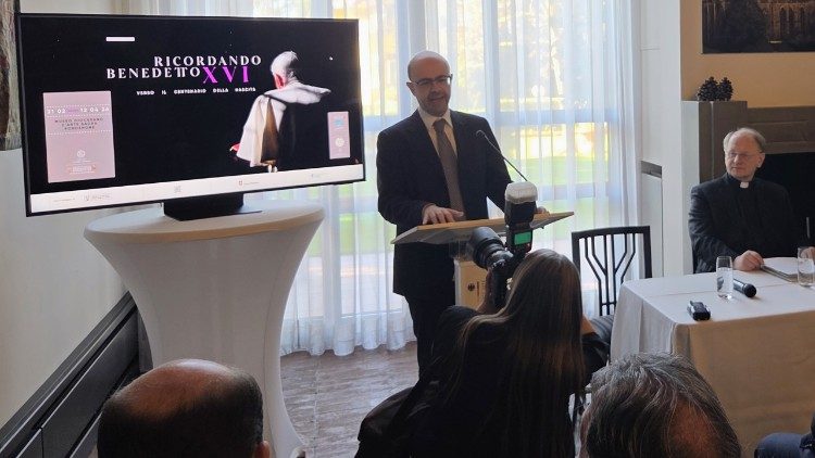 Luca Caruso von der Ratzinger-Stiftung. Rechts im Bild Mariusz Kuciński.