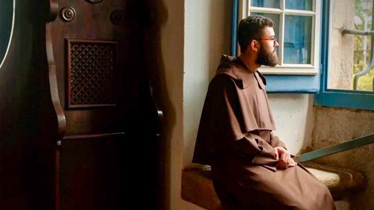 Em sil&ecirc;ncio e recolhimento, Frei Higor testemunha um dos pilares da espiritualidade carmelitana: a escuta interior e a contempla&ccedil;&atilde;o. (Foto: arquivo pessoal(.