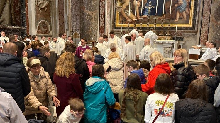 W każdy czwartek Msza przy grobie Papieża Polaka jest ważnym wydarzeniem dla rodak&oacute;w