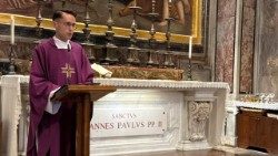 Ks. Tomasz Bartczak przewodniczący Mszy św. przy grobie św. Jana Pawła II