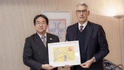 Пасол Японіі пры Святым Пасадзе Коджы Абэ і старшыня “Bambino Gesù” Тыцыяна Анэсці 