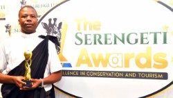 Mwakilishi wa Jimbo Kuu la Mwanza akipokea Tuzo kwa niaba ya Kituo cha Makumbusho ya Kisukuma Bujora 2025.