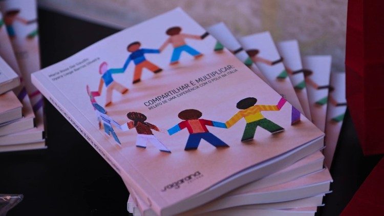 O livro "Compartilhar é multiplicar: relato de uma experiência com o POLH na Itália"