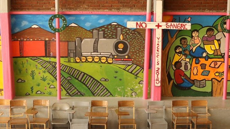 La croix qui a accompagn&eacute; la premi&egrave;re caravane de migrants au Mexique en 2012 et qui a accompagn&eacute; d’autres marches les ann&eacute;es suivantes. Au verso, on peut lire &laquo; Viacrucis 2013&raquo;, et au recto &laquo;2015&raquo;. Photo: Roc&iacute;o Garc&iacute;a Villegas.