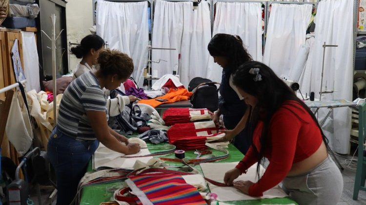 En ce qui concerne l’int&eacute;gration locale, la CAFEMIN organise des actions de formation, de qualification et de certification &agrave; l’intention de la population, ce qui leur permet de trouver un moyen de subvenir &agrave; leurs besoins. Ce groupe de femmes participe &agrave; l’atelier de couture; elles confectionnent des sacs artisanaux.  