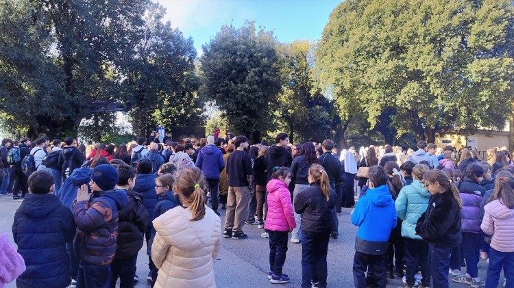I partecipanti alla Marcia della Pace nel Borgo Laudato Si'