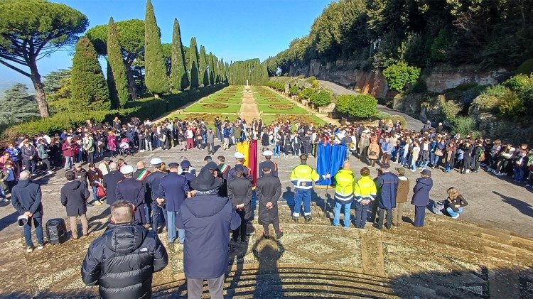 Un momento della Marcia della Pace all'interno del Borgo Laudato Si' nelle Ville Pontificie di Castel Gandolfo