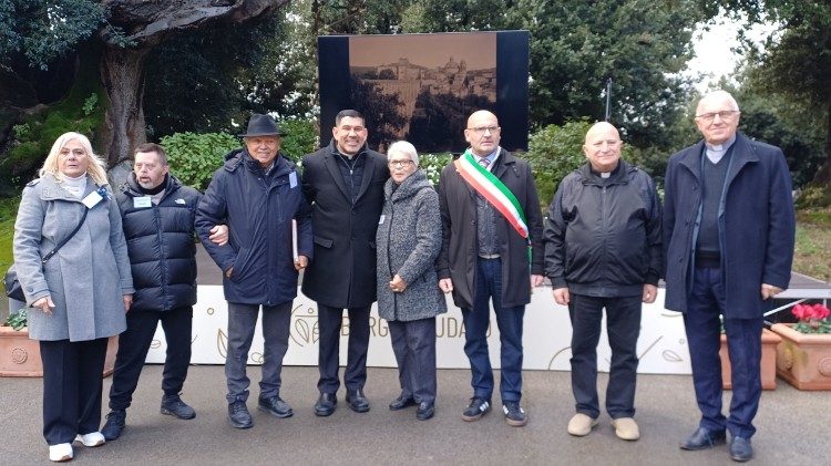 Don Dorantes (al centro<>) con le autorit&agrave; religiose e civili locali che hanno partecipato alla Marcia della Pace