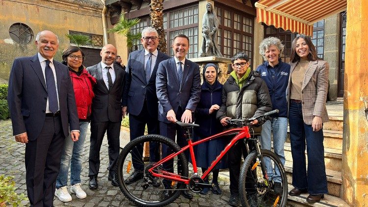 O momento da entrega do presente