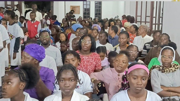 Fi&eacute;is durante a celebra&ccedil;&atilde;o 