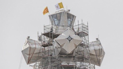 Sagrada Fam&iacute;lia, completata la croce della torre di Ges&ugrave; Cristo