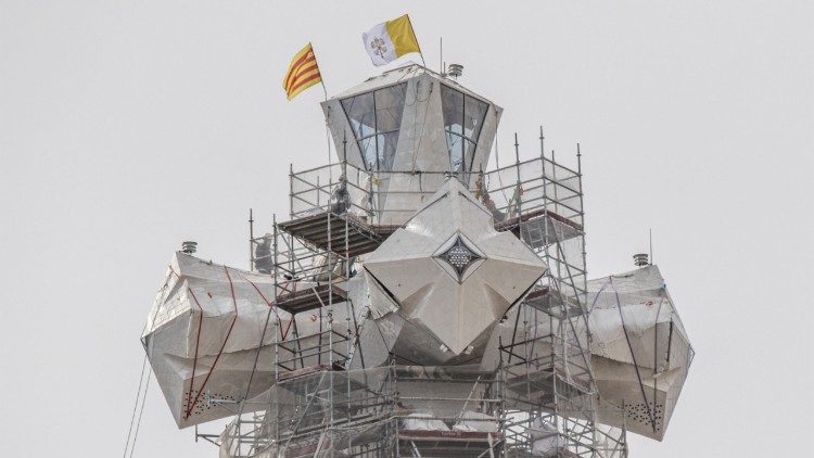 2026.02.21 Colocación del brazo superior de la cruz de la torre de Jesucristo en la Basílica de la Sagrada Familia