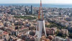 Han colocado el brazo superior de la cruz de la torre de Jesucristo en la Basílica de la Sagrada Familia de Barcelona, España. (@Basílica de la Sagrada Familia)