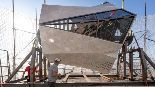 La Sagrada Familia toca el cielo: colocan la pieza m&aacute;s alta de la torre de Jesucristo