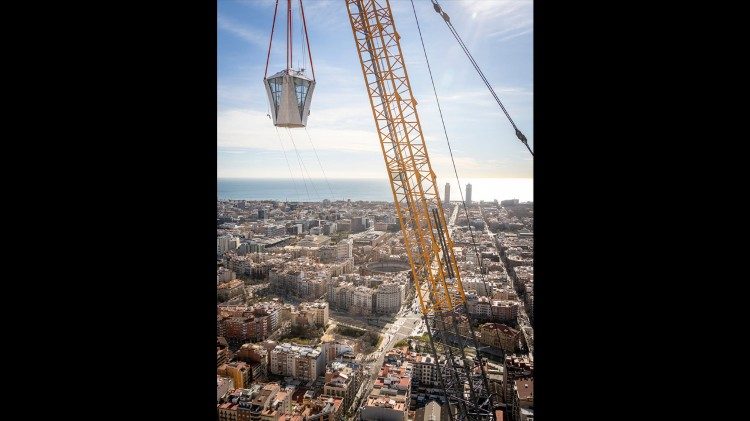 Another image of the placement of the upper arm of the cross of the Tower of Jesus (&copy;Bas&iacute;lica de la Sagrada Familia, Barcelona, Espa&ntilde;a)