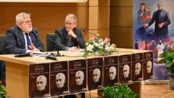 Colóquio sobre o centenario de São Giuseppe Allamano. Colóquio em Roma. Alberto Chiara, autor do livro "Oltre" e o P. Ernesto Viscardi, IMC, que moderou o colóquio