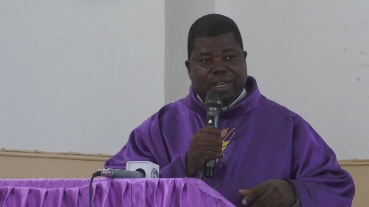 Pe. Carlos Constantino, Reitor do Semin&aacute;rio Filos&oacute;fico Interdiocesano S&atilde;o Carlos Lwanga