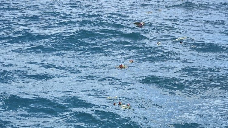 Fiori gettati in mare per onorare i migranti morti e dispersi nel Mediterraneo