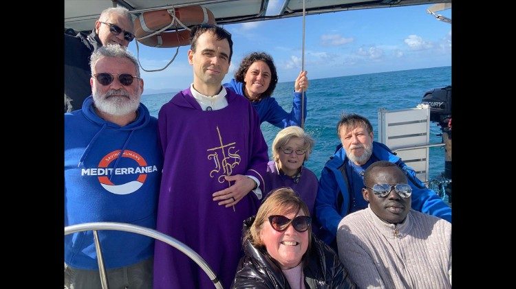 Equipaggio a bordo della nave Safira per il ricordo dei migranti