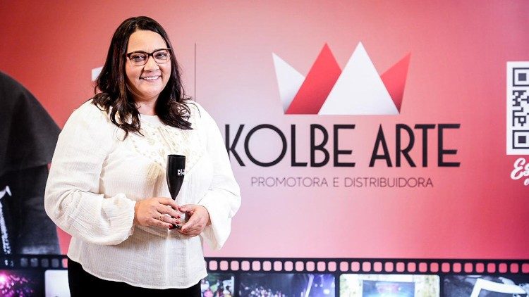 Angela Morais, CEO e fundadora da Kolbe Arte, defende que a cultura &eacute; um caminho privilegiado de evangeliza&ccedil;&atilde;o: &uml;o cinema, quando enraizado em hist&oacute;rias reais, pode tocar feridas, provocar reflex&atilde;o e reacender a esperan&ccedil;a nas fam&iacute;lias”.