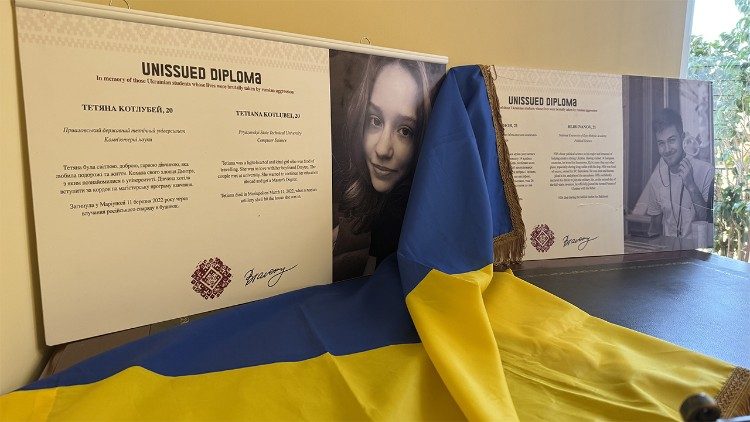 Primi piani di giovani nella mostra "Unissued Diploma"