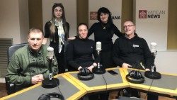 Des familles de prisonniers et de disparus ukrainiens, dans les studios de Radio Vatican. 