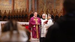 Il cardinale Fernández Artime celebra la Messa per la celebrazione dell’ostensione del corpo di san Francesco