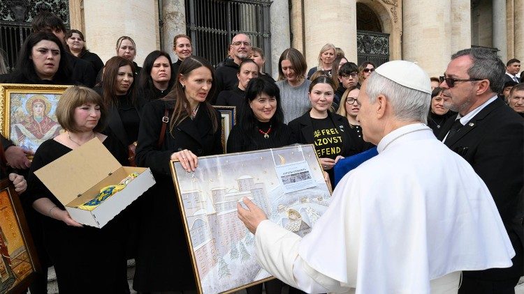 L&eacute;on XIV et les m&egrave;res d'enfants ukrainiens enlev&eacute;s, le 18 f&eacute;vrier