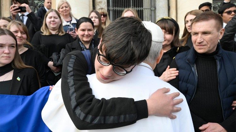 Le Pape rencontrant des familles de prisonniers ukrainiens le 18 f&eacute;vrier