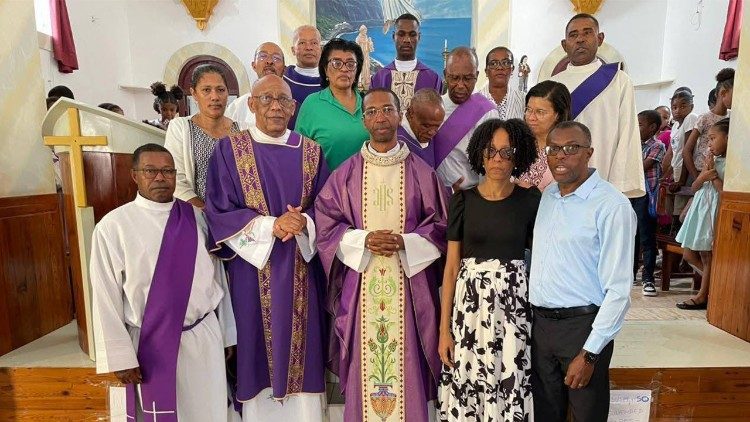 Diaconos permanentes em retiro espiritual promovido pela Diocese de Mindelo para eles e suas esposas. 