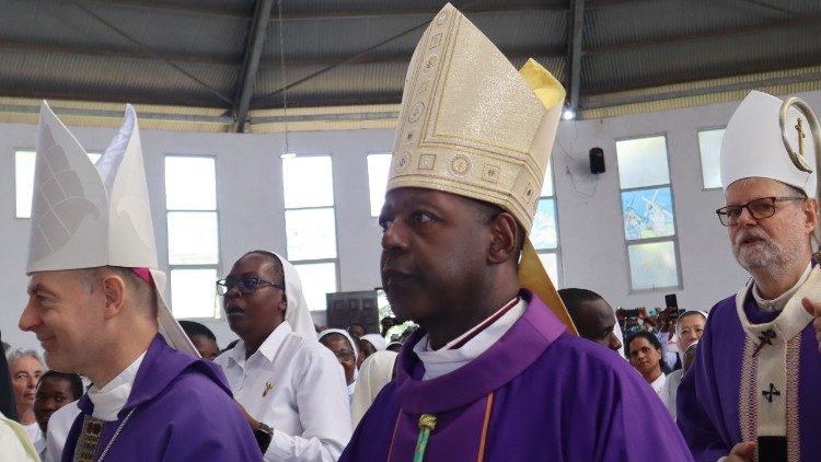 Dom Lúcio Andrice Muandula (centro) toma posse como novo Bispo de Chimoio