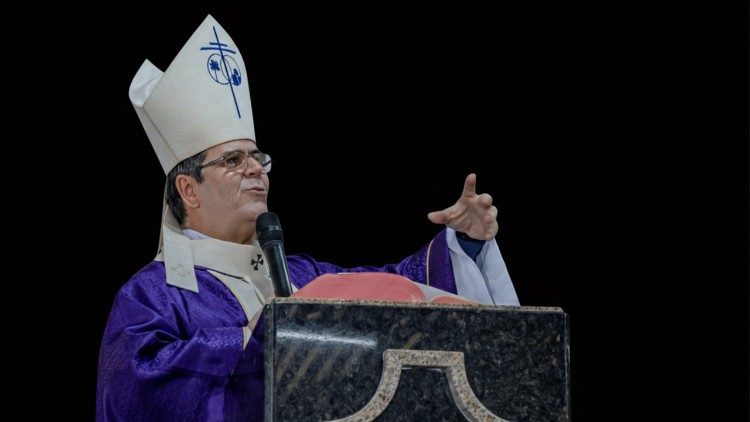 Em meio ao cen&aacute;rio de abandono deixado pela minera&ccedil;&atilde;o, dom Beto levanta o tom contra o isolamento social e as consequ&ecirc;ncias negativas nos bairros atingidos (&copy; Carlos Wilker)