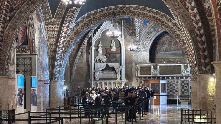 Nawiedzenie szczątk&oacute;w Biedaczyny z Asyżu odbywa się w skupieniu i ciszy