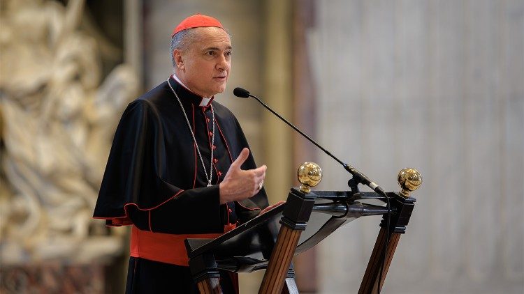 Il cardinale Mauro Gambetti durante l'inaugurazione della nuova Via Crucis  nella basilica di San Pietro.