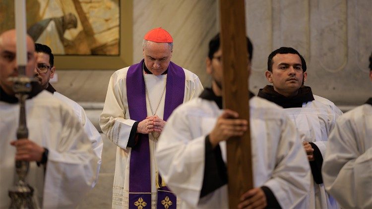 Il cardinale Mauro Gambetti durante la celebrazione della Via Crucis 