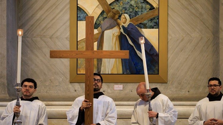 .Un momento della celebrazione della Via Crucis in San Pietro