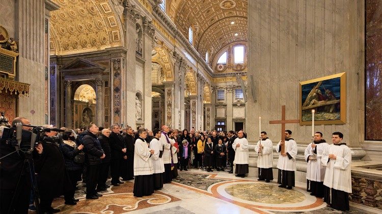 Un momento dell'inaugurazione della nuova via Crucis a San Pietro