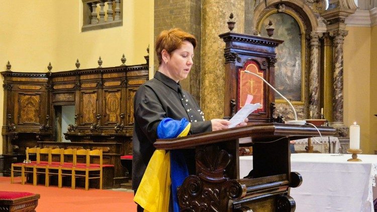 Autorica križnog puta Oleksandra Solodoka u katedrali sv. Vida (Foto: Riječka nadbiskupija)